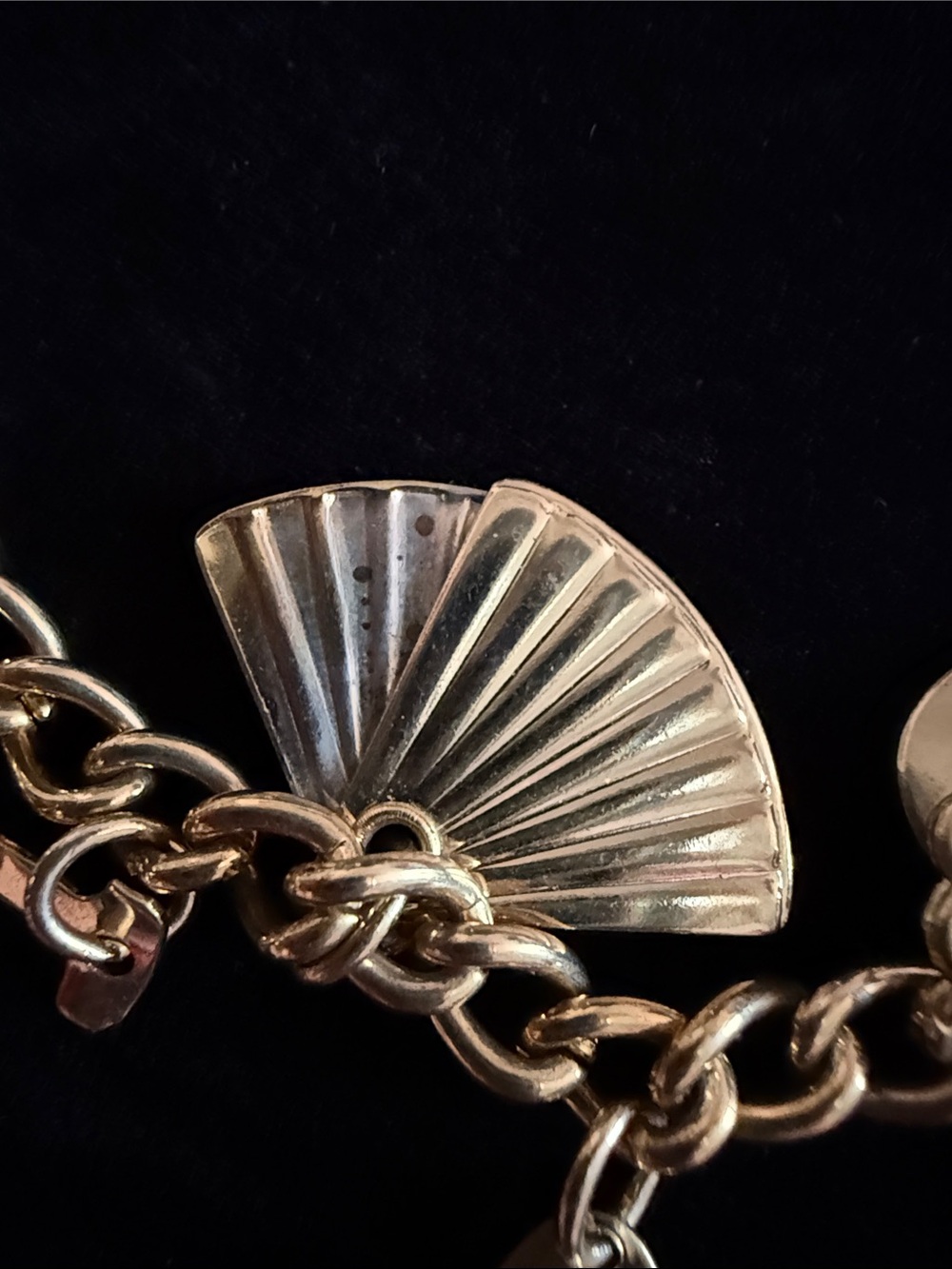 CORO excellent condition 18 Gold-Tone w/Charm Bracelet 1960’s collectible - Picture 13 of 16